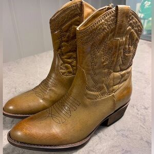 Like- new cowgirl booties.